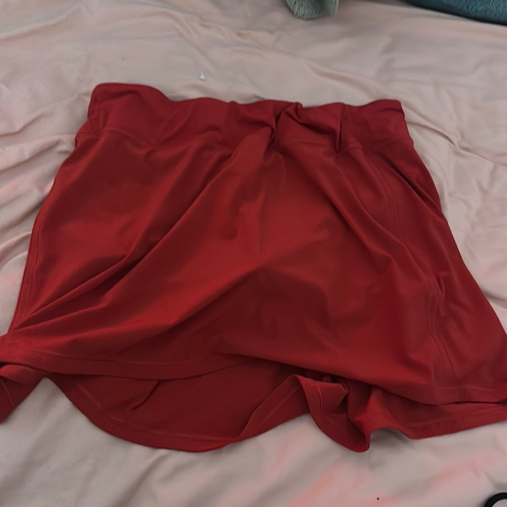 Hello, I am selling a lulu lemon skirt it has only been used once.